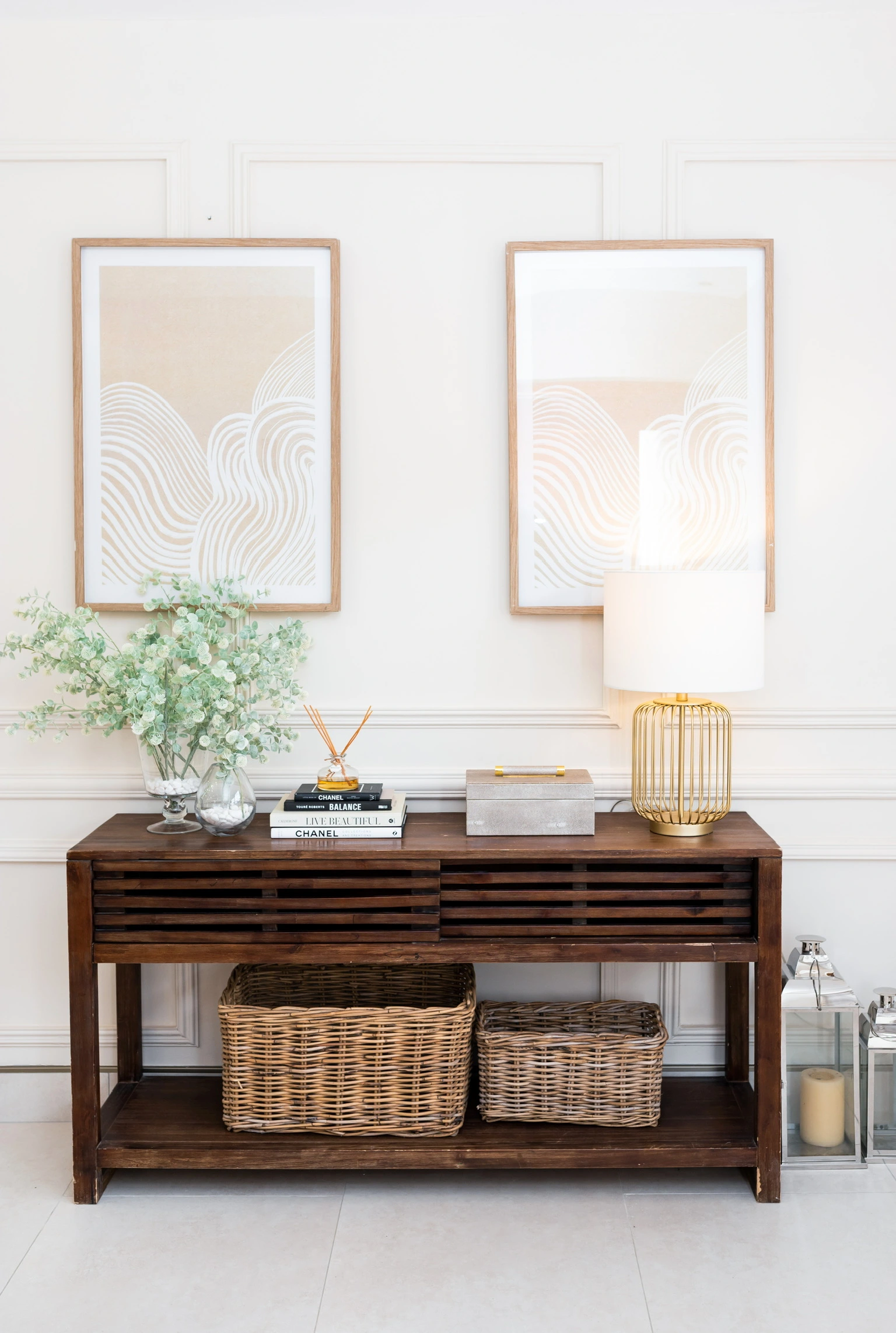 Soft Arrival — welcoming entrance